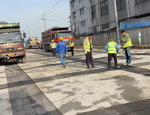 黄圃镇老材料的新故事：玻璃纤维土工格栅如何在‘白改黑’浪潮中重获新生？